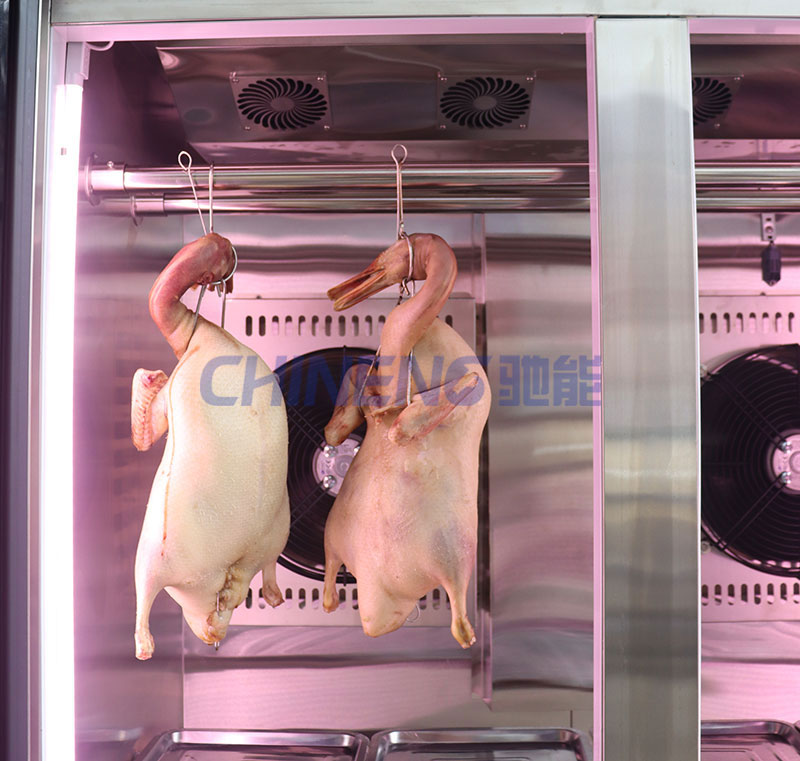 想讓烤鴨的表皮松脆可口？你需要一臺(tái)智能晾胚柜！